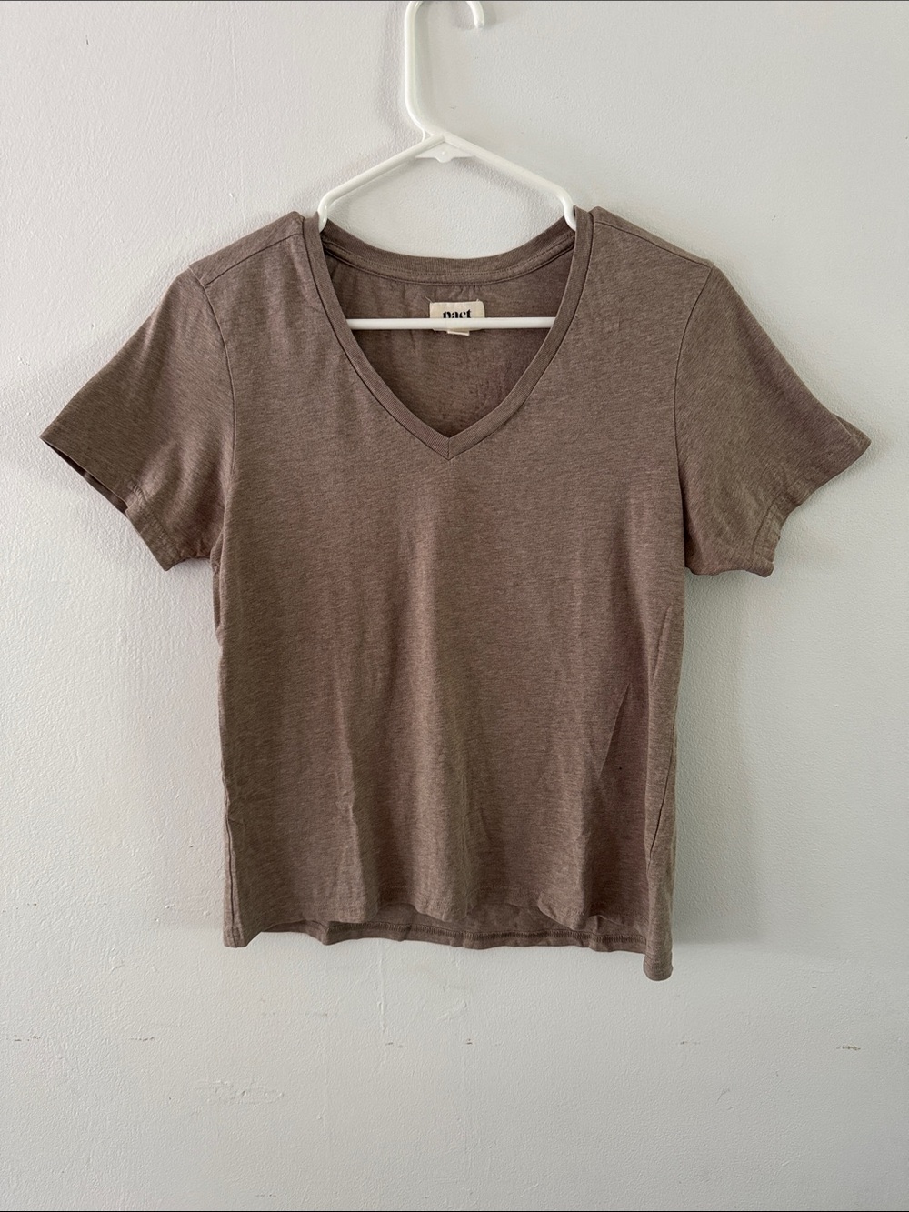 Pact Women's V-Neck Short Sleeve Tee in Taupe Brown Sz M